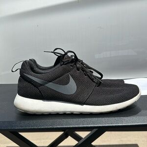 Black Nike Roshe Run